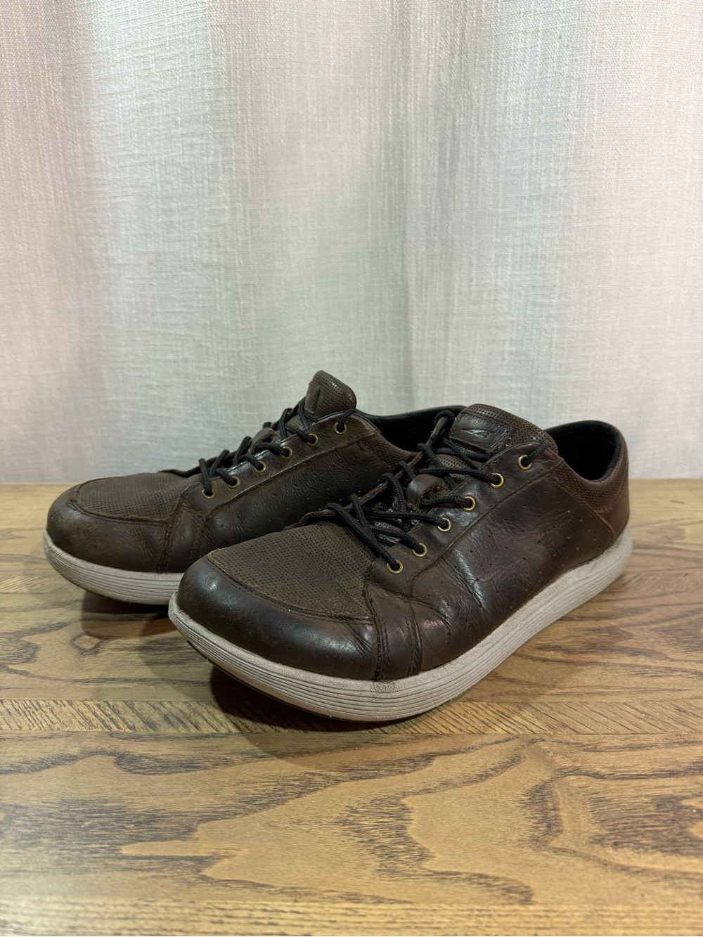 Altra Men's Brown Leather Low-Top Sneakers Off-White Sole